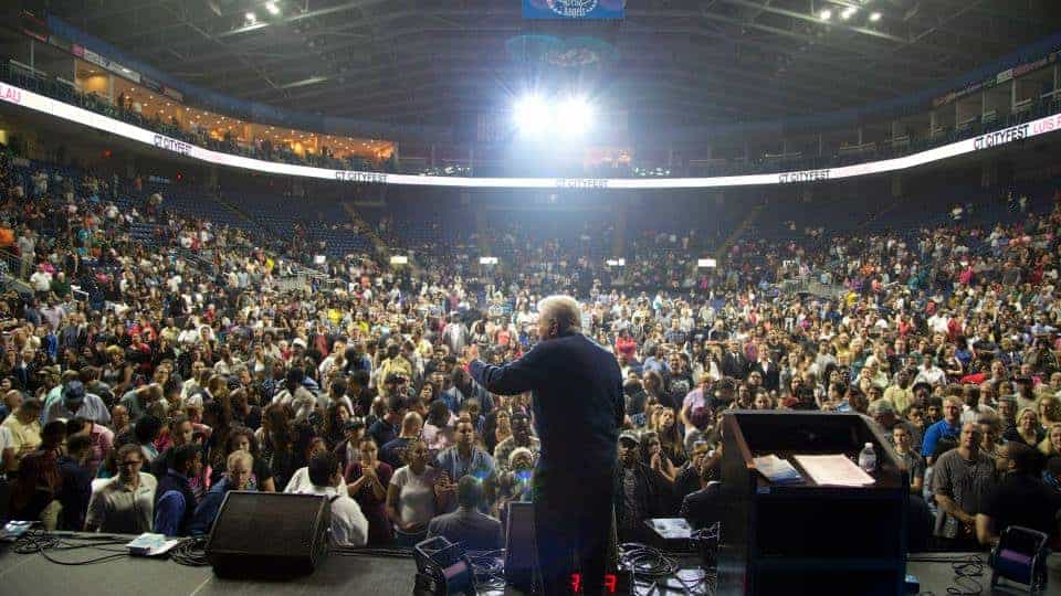 Luis Palau predicando